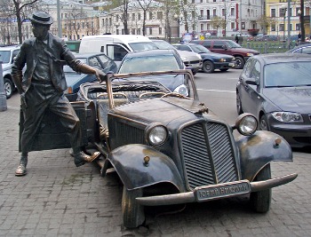 Moscow: Cvetnoi bulvar: Monument to Nikulin