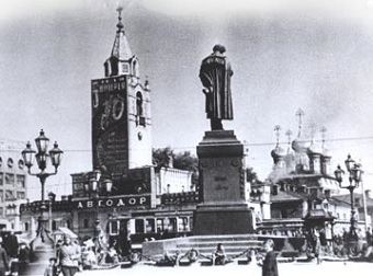 Pukino paminklas prieais Kani vienuolyn