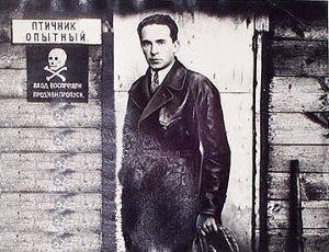 iovskis prie laboratorijos