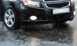 Automobilis per lietu